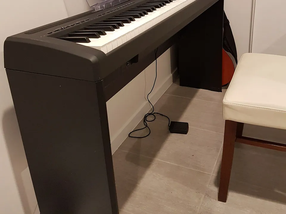 Digitalpiano mit Sitzbank an einem festen Übeplatz