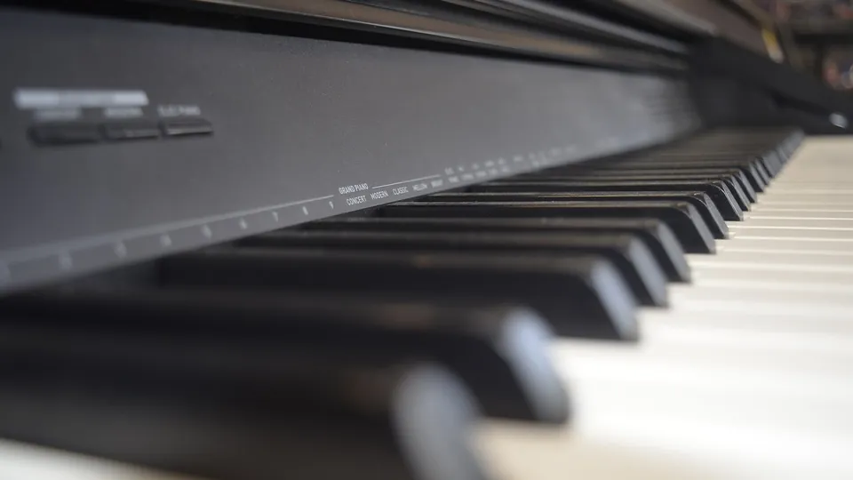 Schräger Nahblick auf Tasten und Bedienfeld eines Digitalpianos